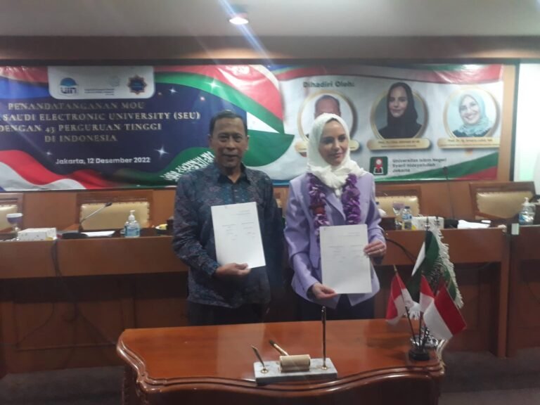Rektor Univeristas Halim Sanusi, Ir. Setiadi Yazid, M.Sc., Ph.D., berfoto bersama dengan Rektor Saudi Electronic University (SEU), Prof. Dr. Lilac Ahmad Al-Safadi, setelah Penandatangan MoU.