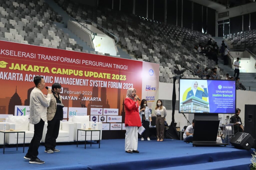 Dosen dan Wakil Rektor sedang Mempresentasikan Universitas Halim Sanusi Pada Pekan Pendidikan Tinggi Jakarta (PPTJ) ke-18 di Istora Senayan, Jakarta, 9 Februari 2023