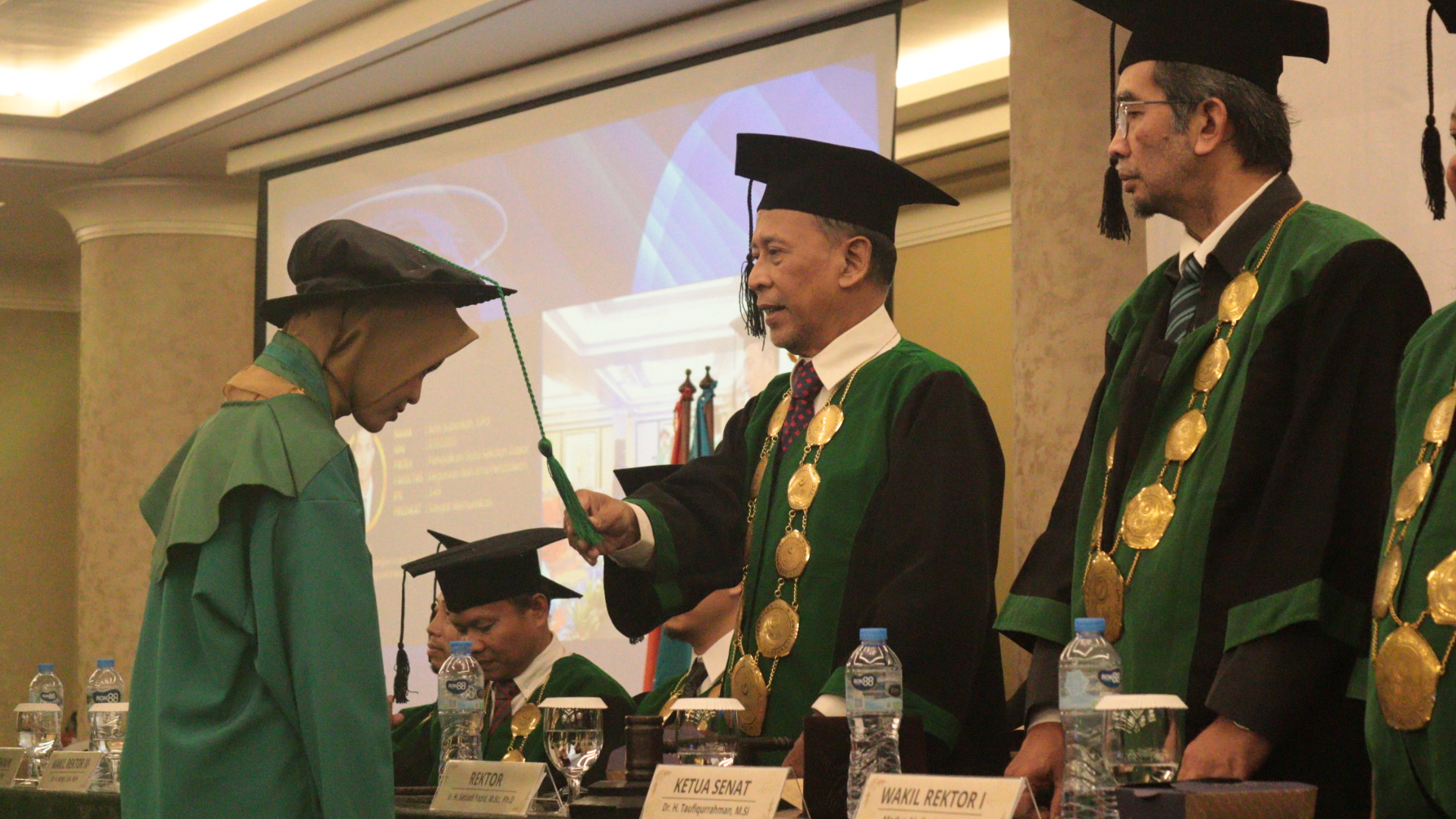 wisuda uhs