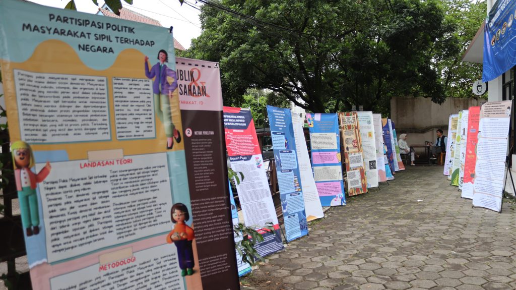 Puluhan Poster Karya Ilmiah, Hiasi Halaman Kampus UHS