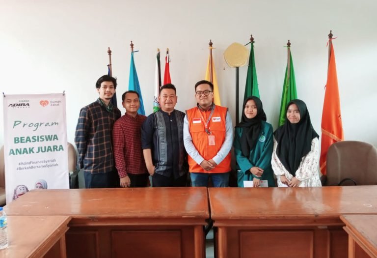 Foto bersama perwakilan dari Rumah Zakat dengan Empat Mahasiswa UHS Penerima Beasiswa