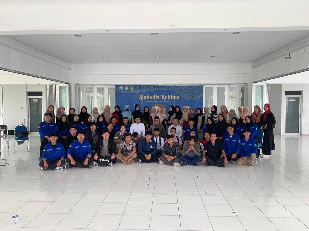 Foto bersama Kegiatan SIMBOLIS ROHIMA antara pemateri H. Iman Budiman S,Th.I.,M.Ag.dengan panitia dengan para peserta perwakilan dari mahasiswa UHS