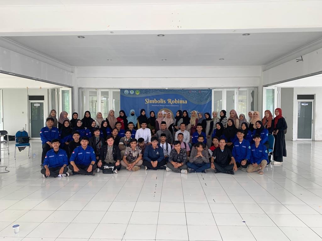 Kegiatan foto bersama panitia dan perwakilan mahasiswa UHS dengan pemateri H. Iman Budiman S,Th.I.,M.Ag.