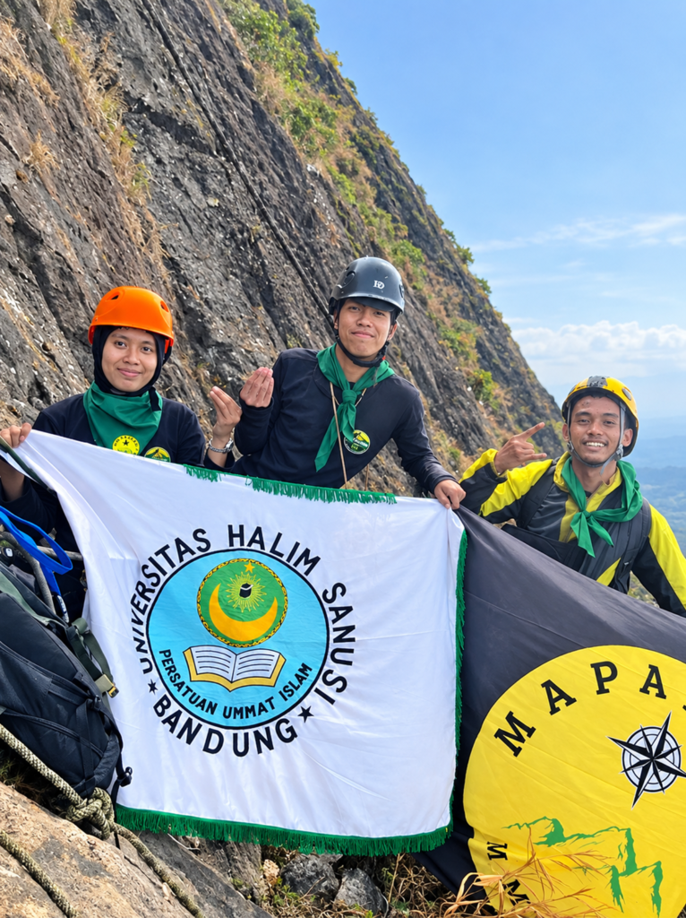 Pengembaraan Perdana MAPAHASA Divisi Rock Climbing: Merintis Jalur hingga Puncak Gunung Parang Tower 2